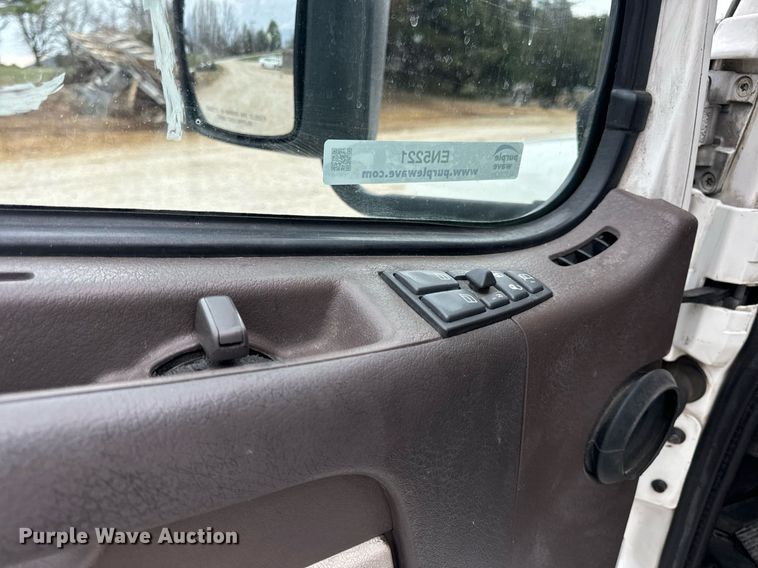 image for item EN5221 2013 Volvo VNL semi truck