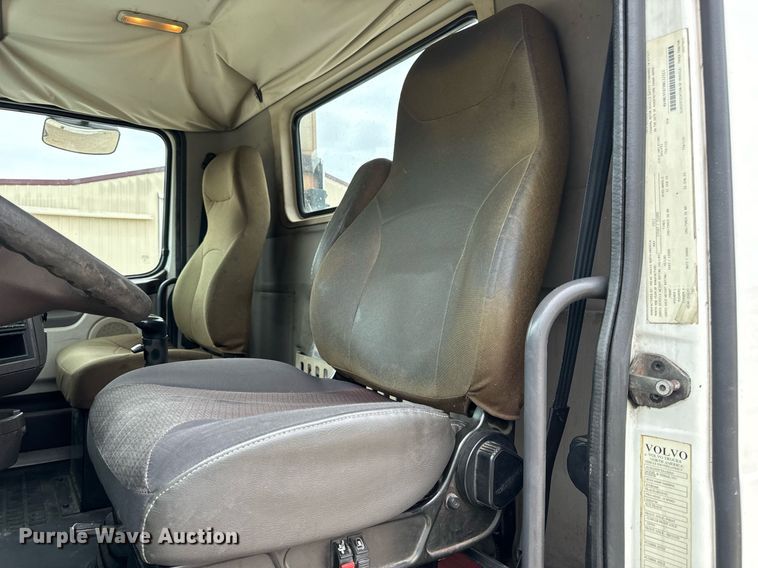 image for item EN5221 2013 Volvo VNL semi truck