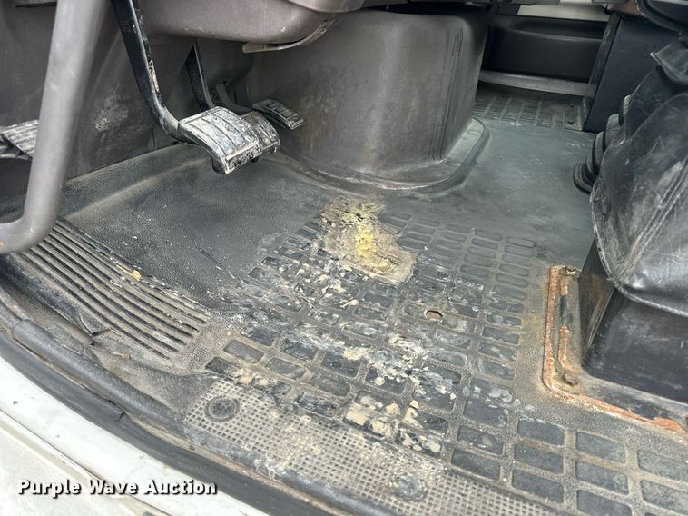 image for item EN5221 2013 Volvo VNL semi truck