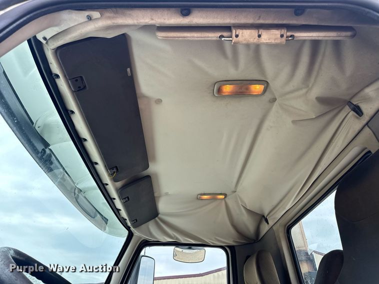 image for item EN5221 2013 Volvo VNL semi truck