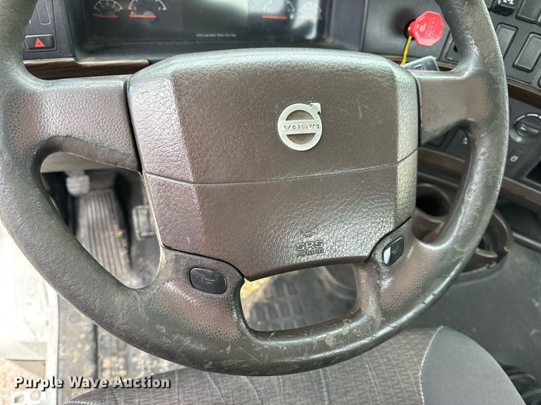 image for item EN5221 2013 Volvo VNL semi truck