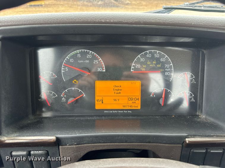 image for item EN5221 2013 Volvo VNL semi truck