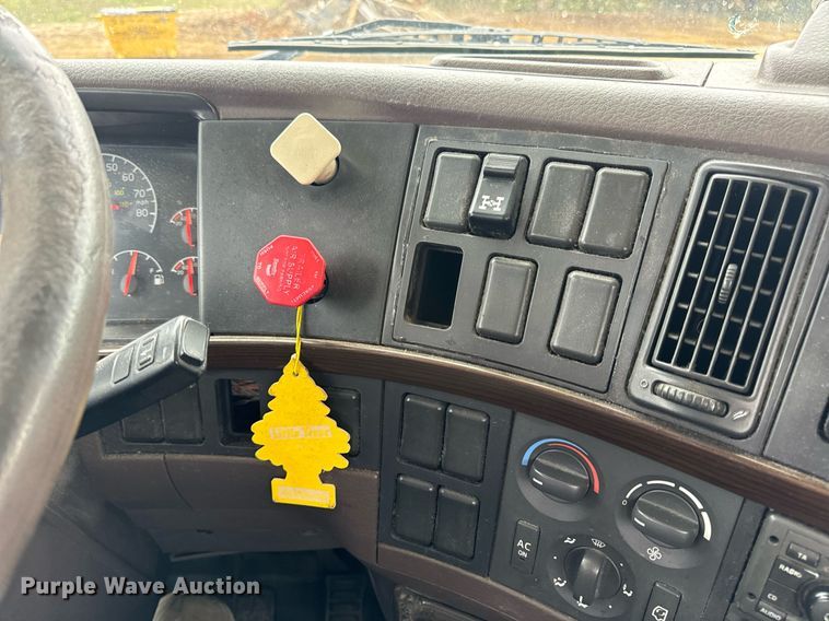 image for item EN5221 2013 Volvo VNL semi truck