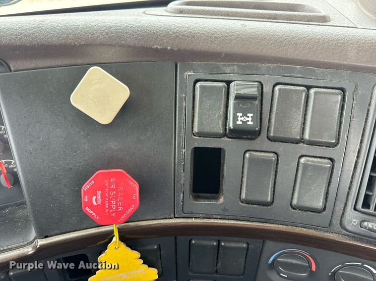 image for item EN5221 2013 Volvo VNL semi truck