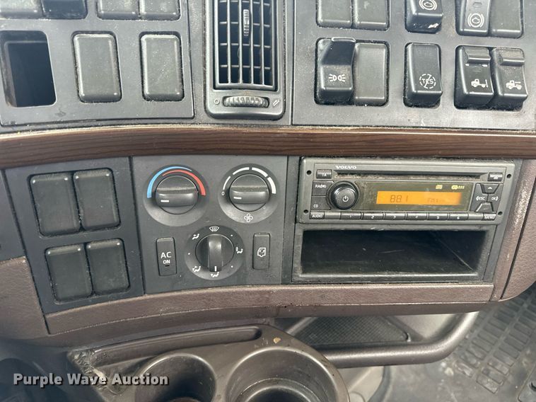 image for item EN5221 2013 Volvo VNL semi truck