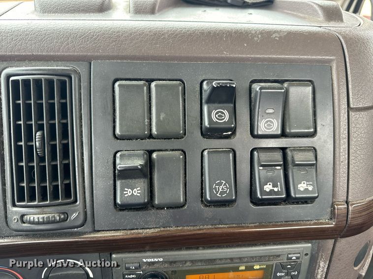 image for item EN5221 2013 Volvo VNL semi truck