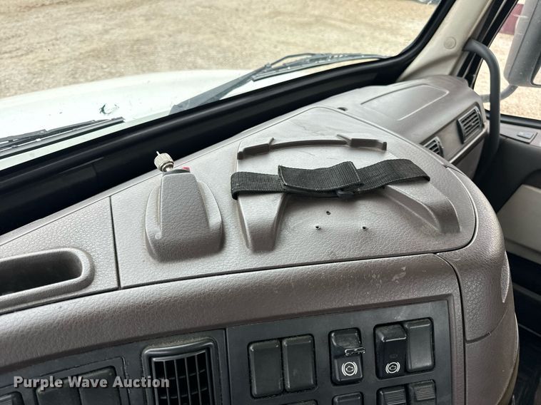 image for item EN5221 2013 Volvo VNL semi truck