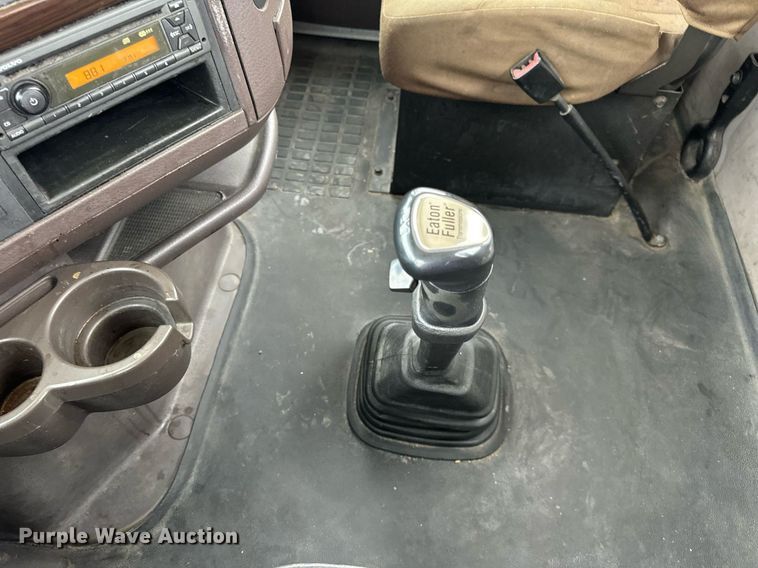 image for item EN5221 2013 Volvo VNL semi truck