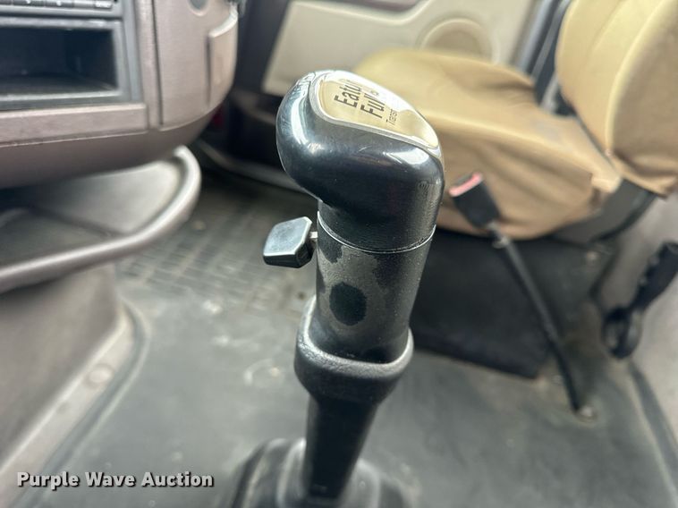 image for item EN5221 2013 Volvo VNL semi truck