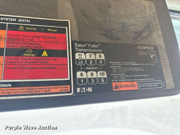 image for item EN5221 2013 Volvo VNL semi truck