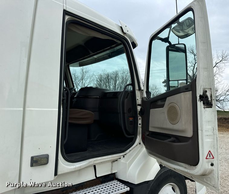 image for item EN5221 2013 Volvo VNL semi truck