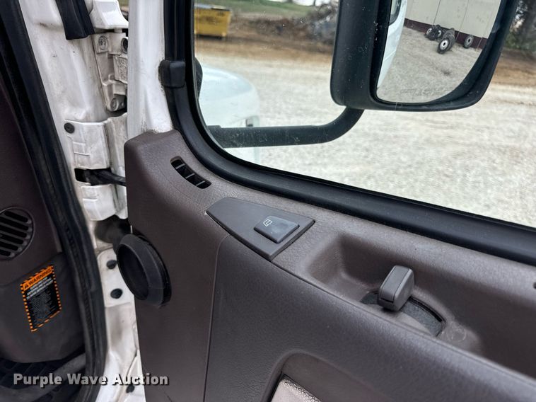 image for item EN5221 2013 Volvo VNL semi truck