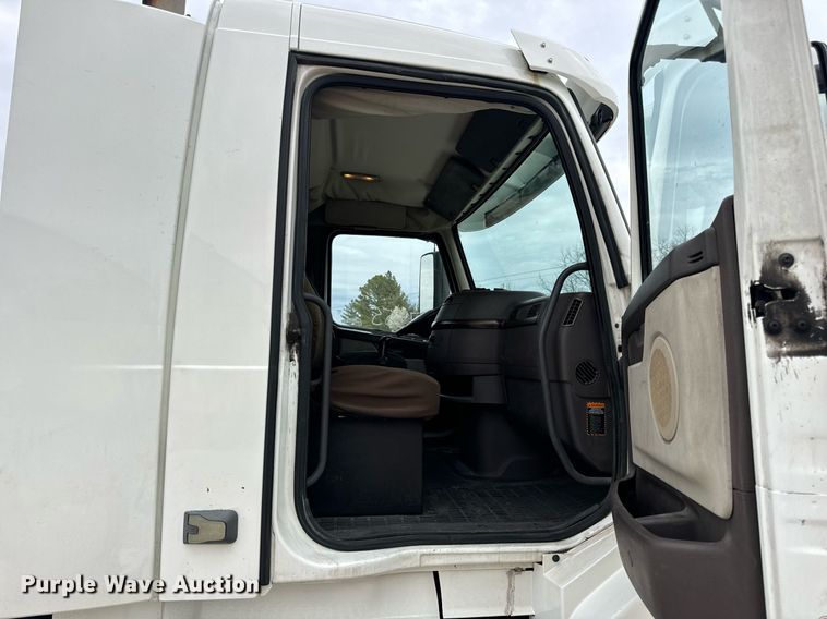 image for item EN5221 2013 Volvo VNL semi truck