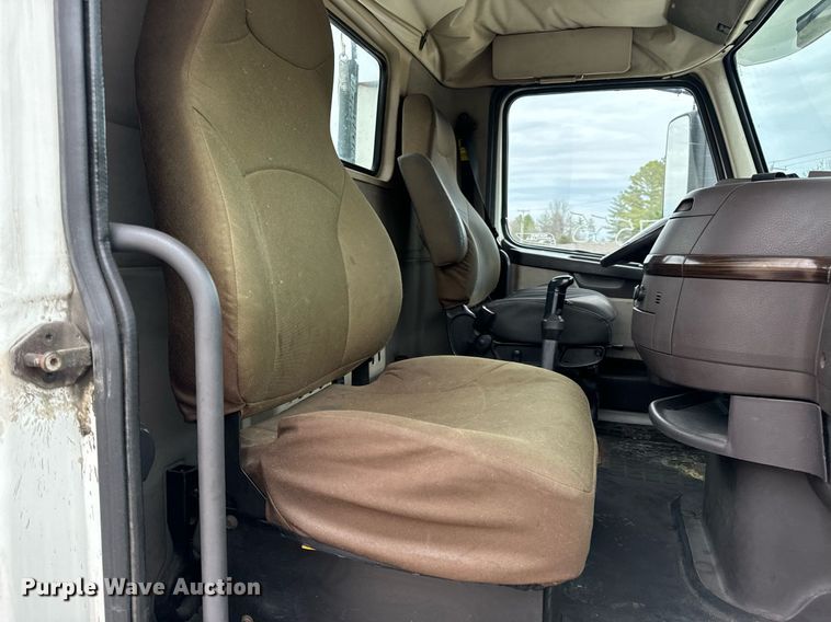 image for item EN5221 2013 Volvo VNL semi truck