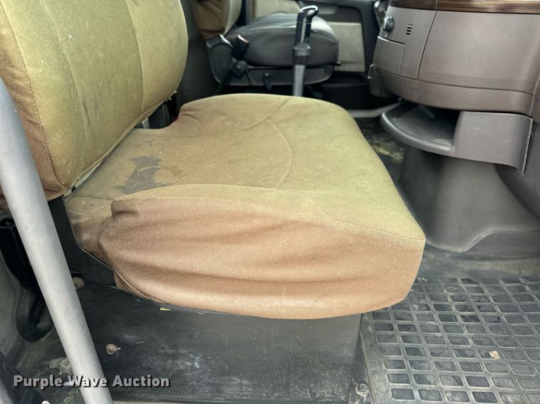 image for item EN5221 2013 Volvo VNL semi truck