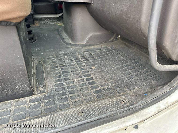 image for item EN5221 2013 Volvo VNL semi truck