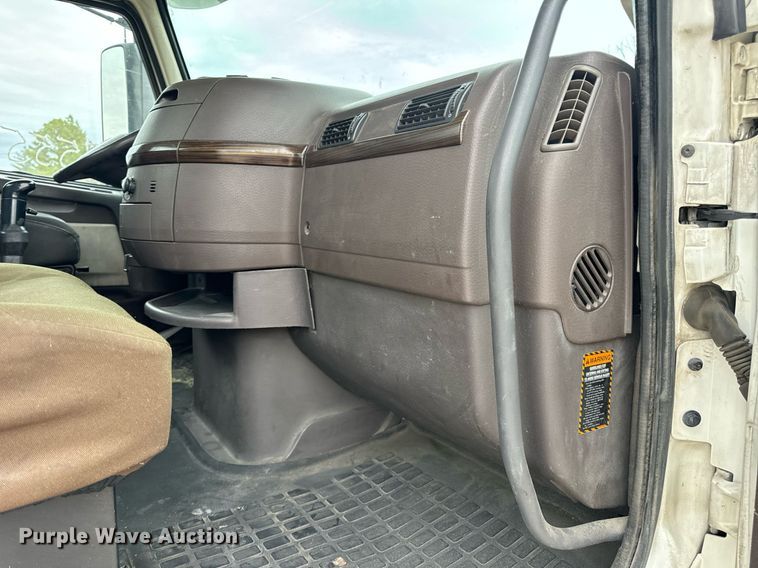 image for item EN5221 2013 Volvo VNL semi truck