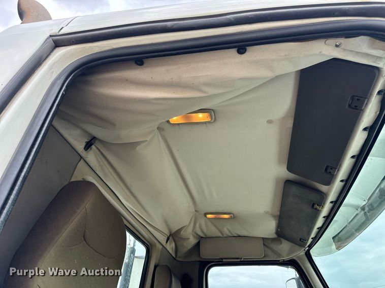 image for item EN5221 2013 Volvo VNL semi truck