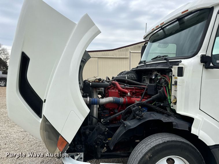 image for item EN5221 2013 Volvo VNL semi truck