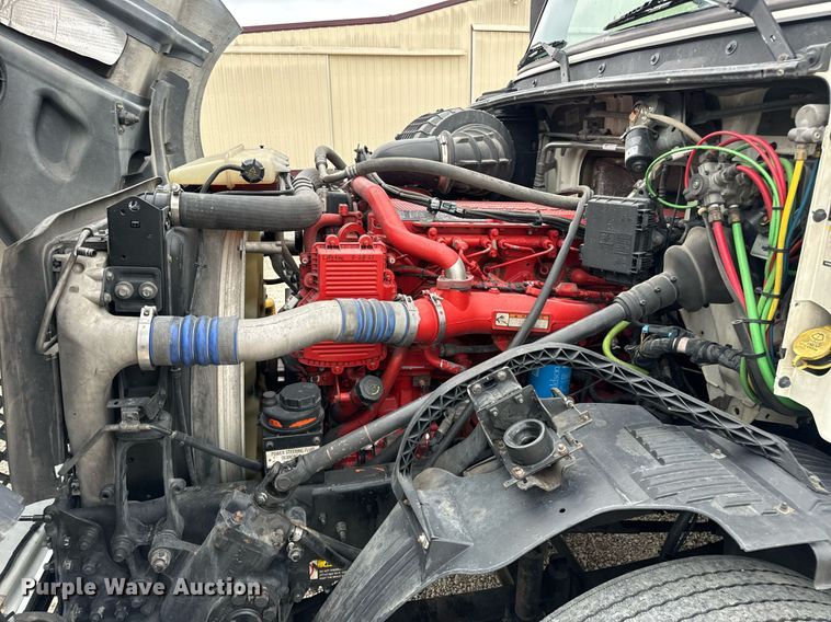 image for item EN5221 2013 Volvo VNL semi truck