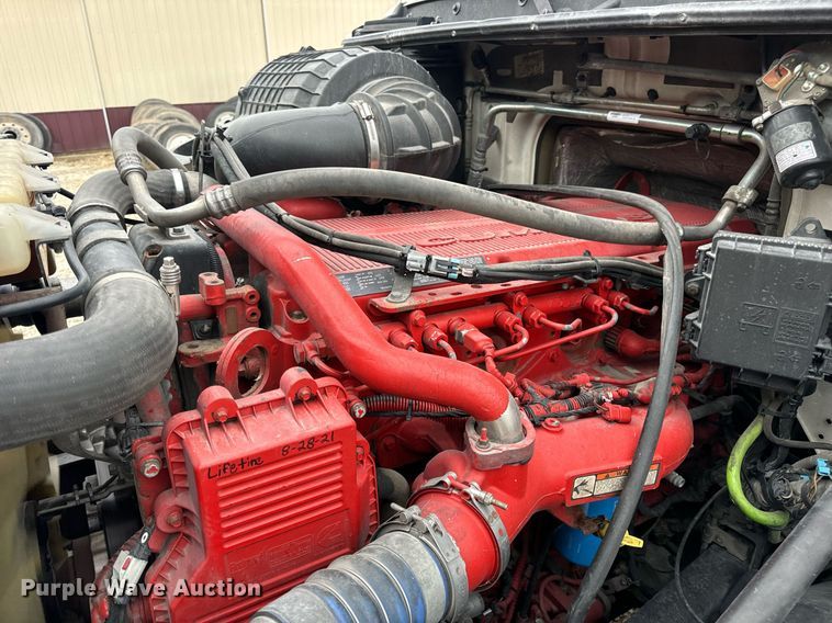 image for item EN5221 2013 Volvo VNL semi truck