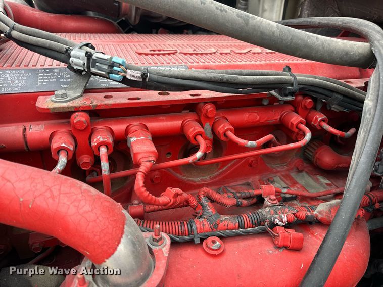 image for item EN5221 2013 Volvo VNL semi truck