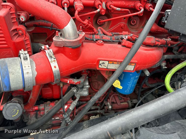 image for item EN5221 2013 Volvo VNL semi truck