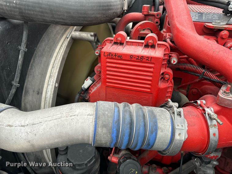 image for item EN5221 2013 Volvo VNL semi truck