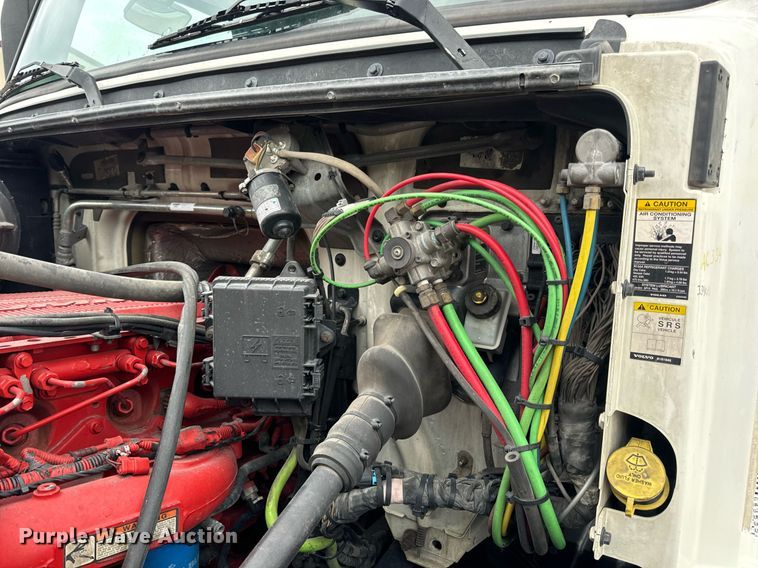 image for item EN5221 2013 Volvo VNL semi truck