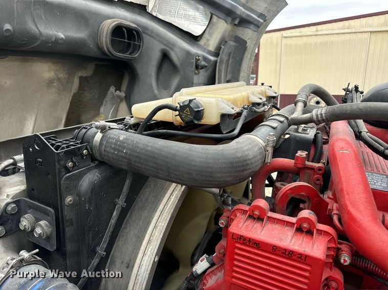 image for item EN5221 2013 Volvo VNL semi truck