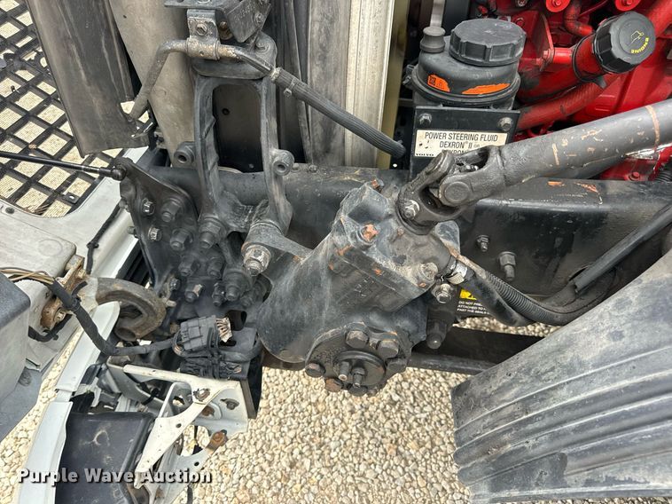 image for item EN5221 2013 Volvo VNL semi truck