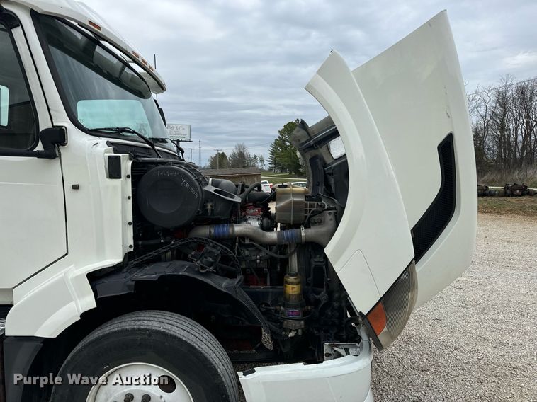 image for item EN5221 2013 Volvo VNL semi truck