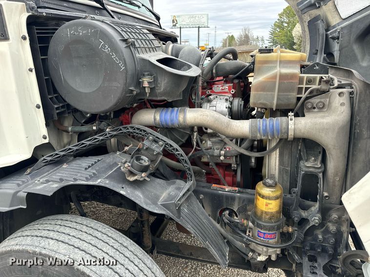 image for item EN5221 2013 Volvo VNL semi truck