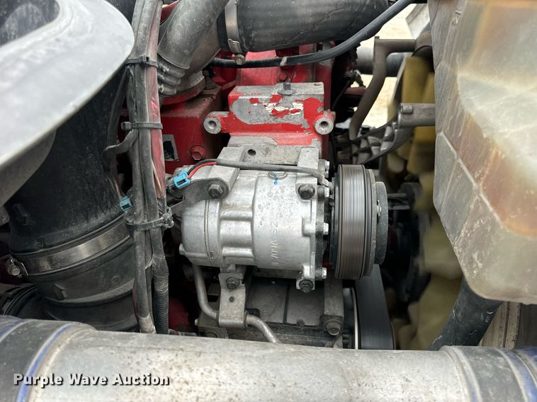 image for item EN5221 2013 Volvo VNL semi truck