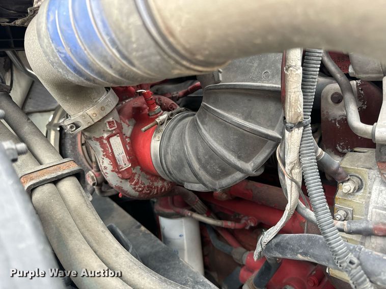 image for item EN5221 2013 Volvo VNL semi truck