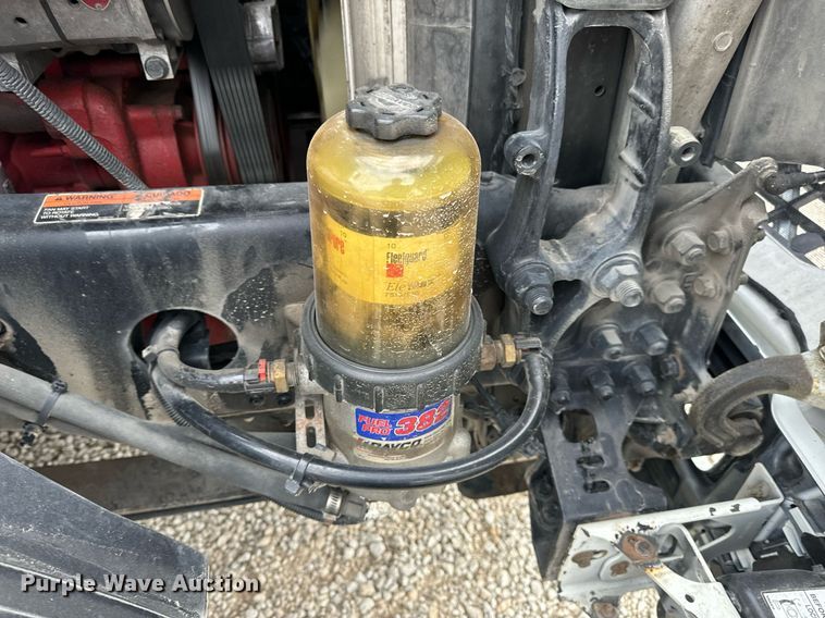 image for item EN5221 2013 Volvo VNL semi truck