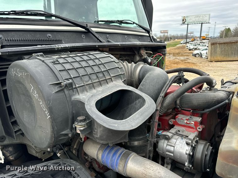 image for item EN5221 2013 Volvo VNL semi truck