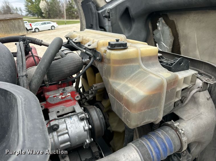 image for item EN5221 2013 Volvo VNL semi truck