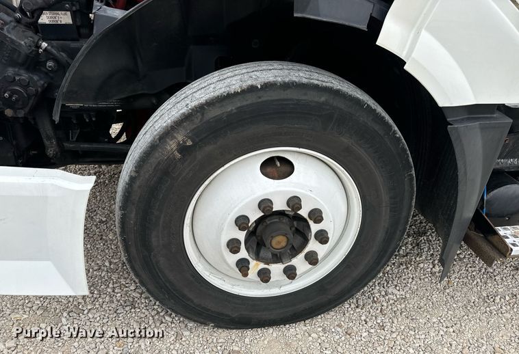 image for item EN5221 2013 Volvo VNL semi truck