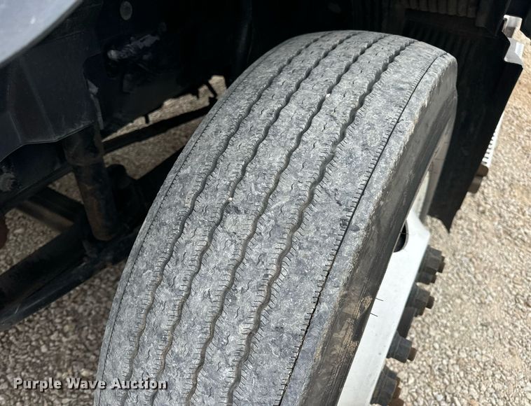 image for item EN5221 2013 Volvo VNL semi truck