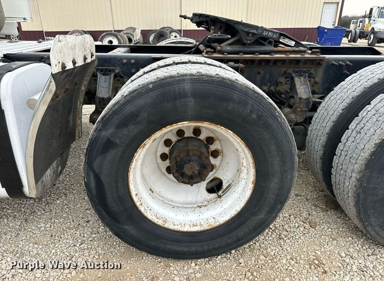 image for item EN5221 2013 Volvo VNL semi truck