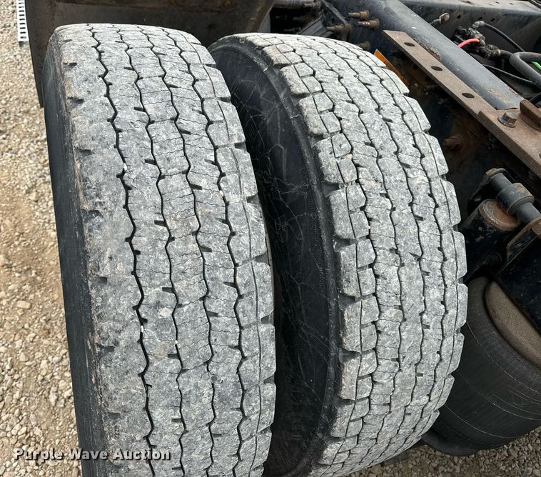 image for item EN5221 2013 Volvo VNL semi truck