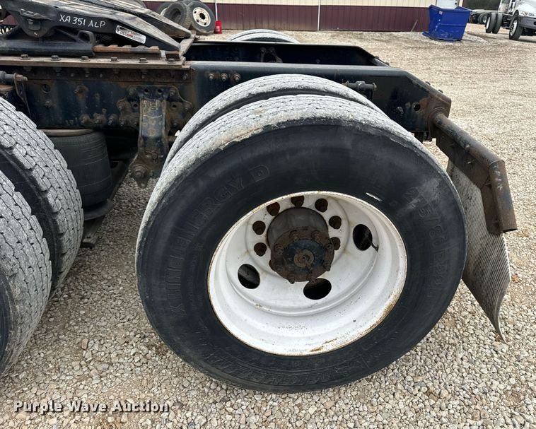 image for item EN5221 2013 Volvo VNL semi truck