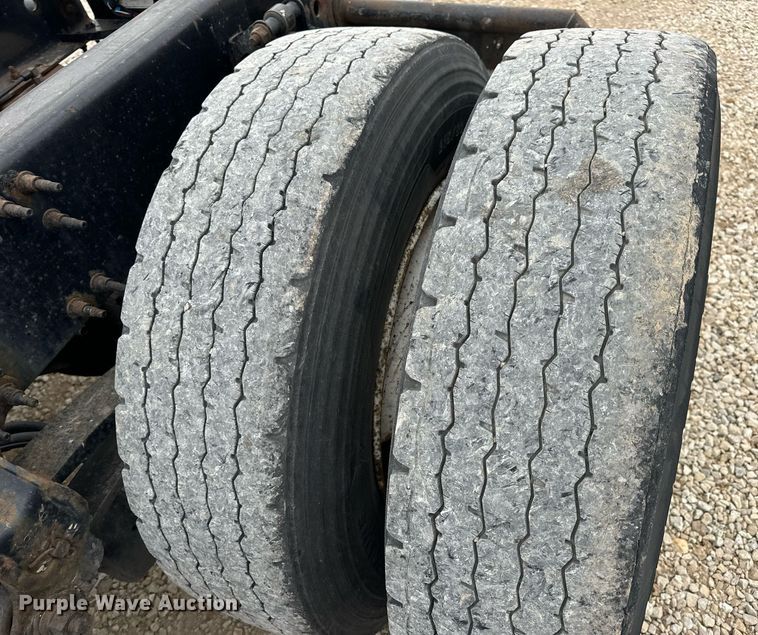 image for item EN5221 2013 Volvo VNL semi truck