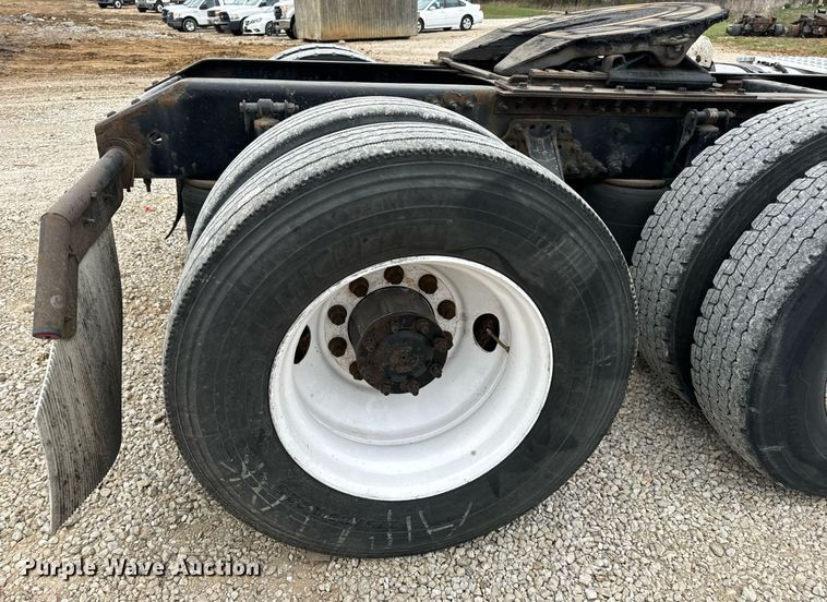 image for item EN5221 2013 Volvo VNL semi truck