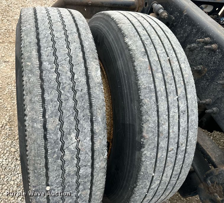 image for item EN5221 2013 Volvo VNL semi truck