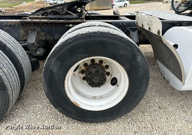 image for item EN5221 2013 Volvo VNL semi truck