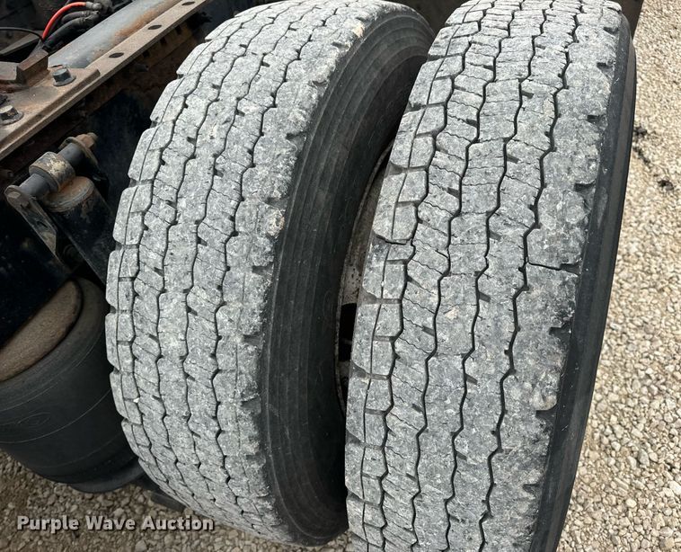 image for item EN5221 2013 Volvo VNL semi truck