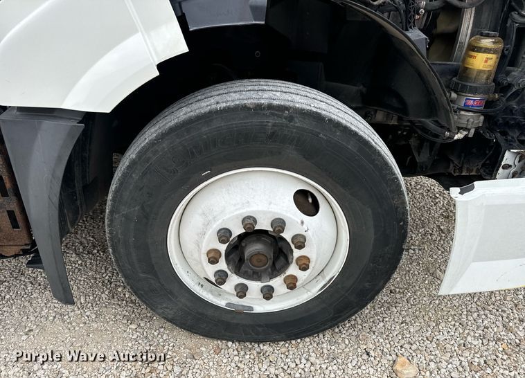 image for item EN5221 2013 Volvo VNL semi truck