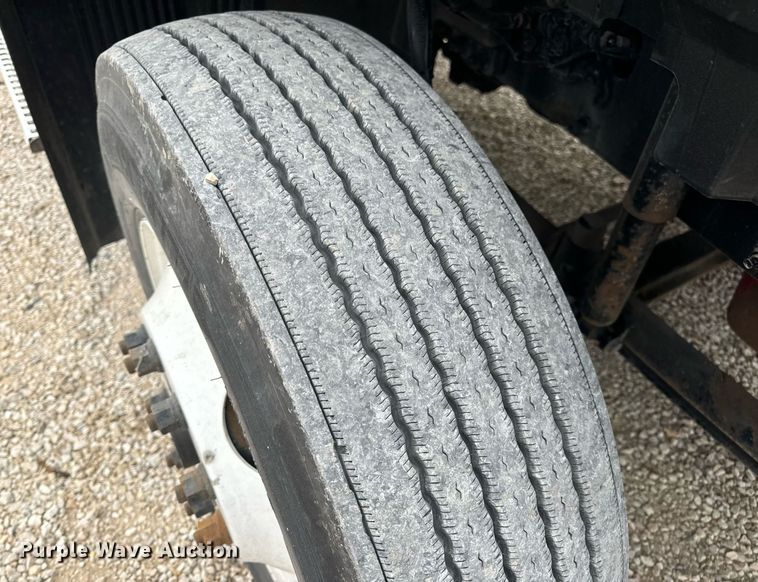 image for item EN5221 2013 Volvo VNL semi truck